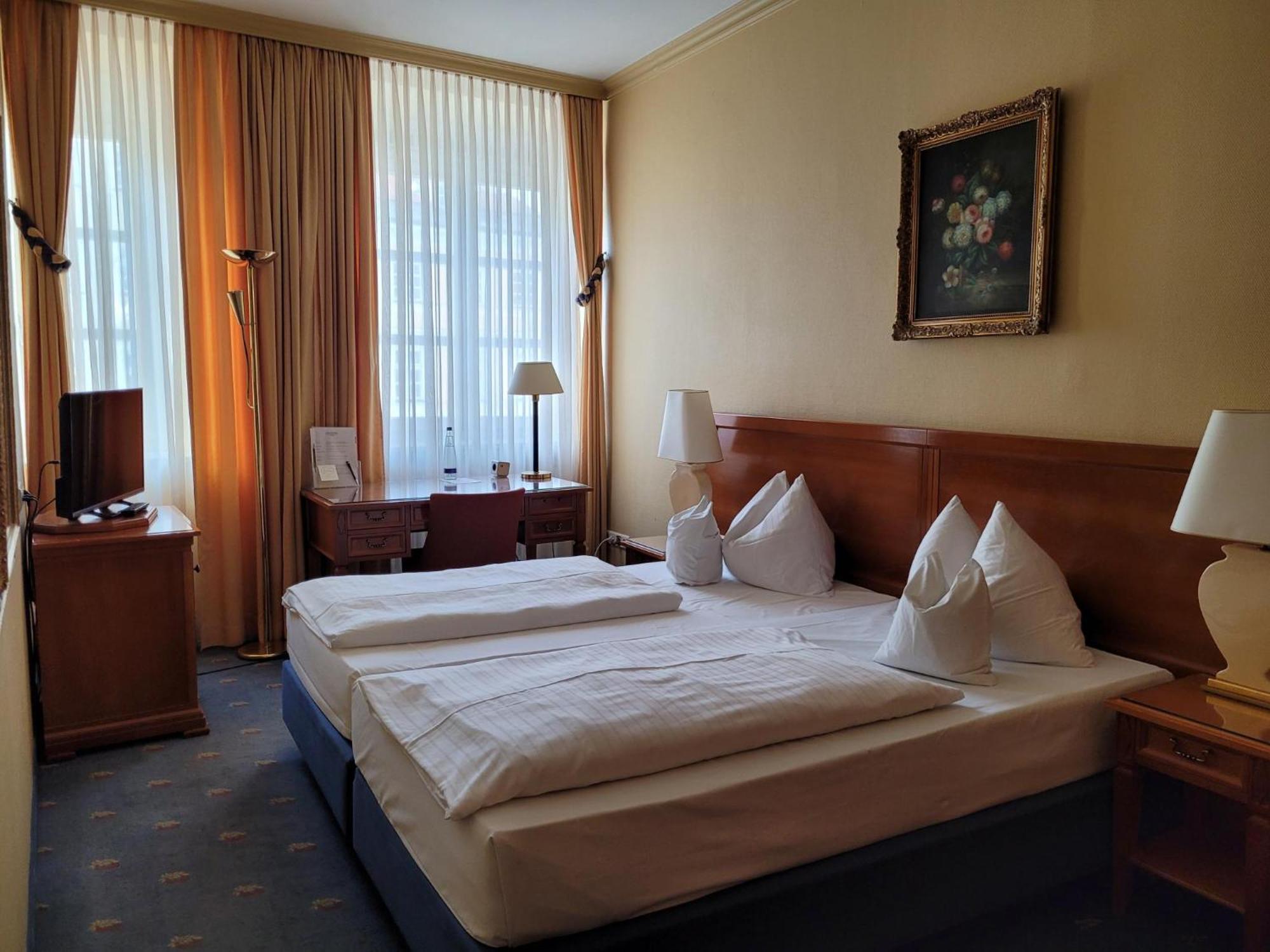 Hotel Goldene Sonne Landshut Exterior foto